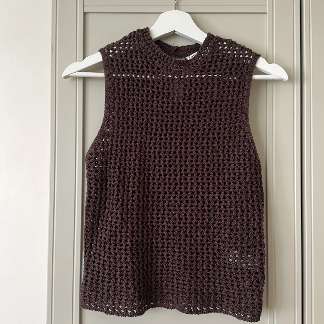 Brun virkad ärmlös topp med knappar - 1