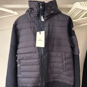 Moncler cardigan - Helt ny Moncler Cardigan Navy! Storlek XL motsvarar L. 187cm passar mig