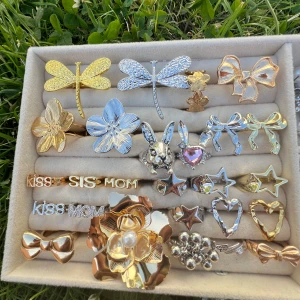 Ringar  - Säljer justerbara (inte alla). alla är helt nya. Stora ringar 99kr st. Små ringar 89kr st. Halsband 99kr st. Örhängen 99kr. Vid köp av fler saker får du rabatt 🎀skriv till mig innan du köper för att vara säker på att smycket inte är sålt!💕