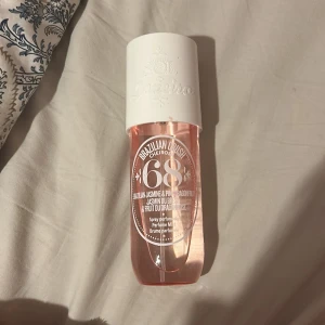 Sol de Janeiro Brazilian Crush 68 - Parfymmist med doft av brasiliansk jasmin och pink dragonfruit från Sol de Janeiro. Flaskan är genomskinlig med ljusrosa vätska och har en stor vit kork. Rymmer 240 ml och har en modern, fräsch vibe. Perfekt för dig som gillar söta och fruktiga dofter.andvänd circka 3 gånger 