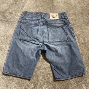 Jacob Cohen shorts  - Hej! Säljer nu mina shorts från märket Jacob Cohen , storlek 33 bra skick, givetvis äkta. Tveka inte på att höra av dig om du har frågor eller funderingar kring shortsen!