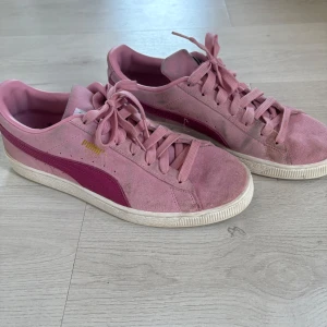 Puma skor - Rosa puma sneakers storlek 43 (passar 41-44). Kommer inte längre till användning. Nypris 999kr, Priset går att diskutera