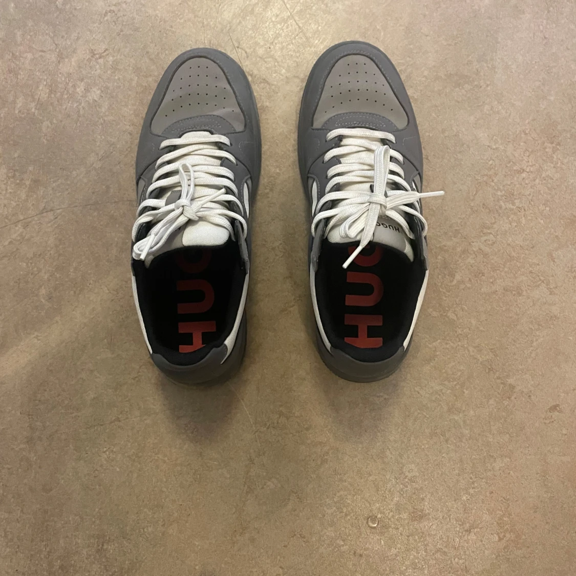 Grå sneakers från Hugo med vit detalj - 4