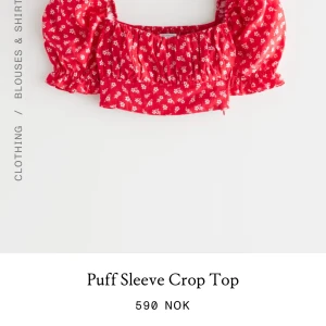 Röd blommig croppad blus & Other Stories - Superfin röd croppad blus från & Other Stories i linne. Helt ny med prislapp. Köpt förra året men kom aldrig till användning. Storlek 38. 