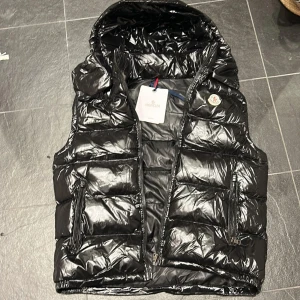 Black Bormes Down Vest - Säljer Moncler väst och påse med lappar. Den är helt ny aldrig använd om ni har fler frågor skorv gärna 