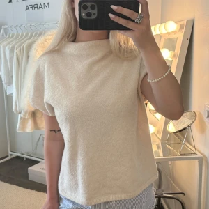 Stickad tröja - En stickad t-shirt tröja från Lindex, storlek L men skulle säga att den sitter som en S. Bra skick och mjuk kvalitet🎀