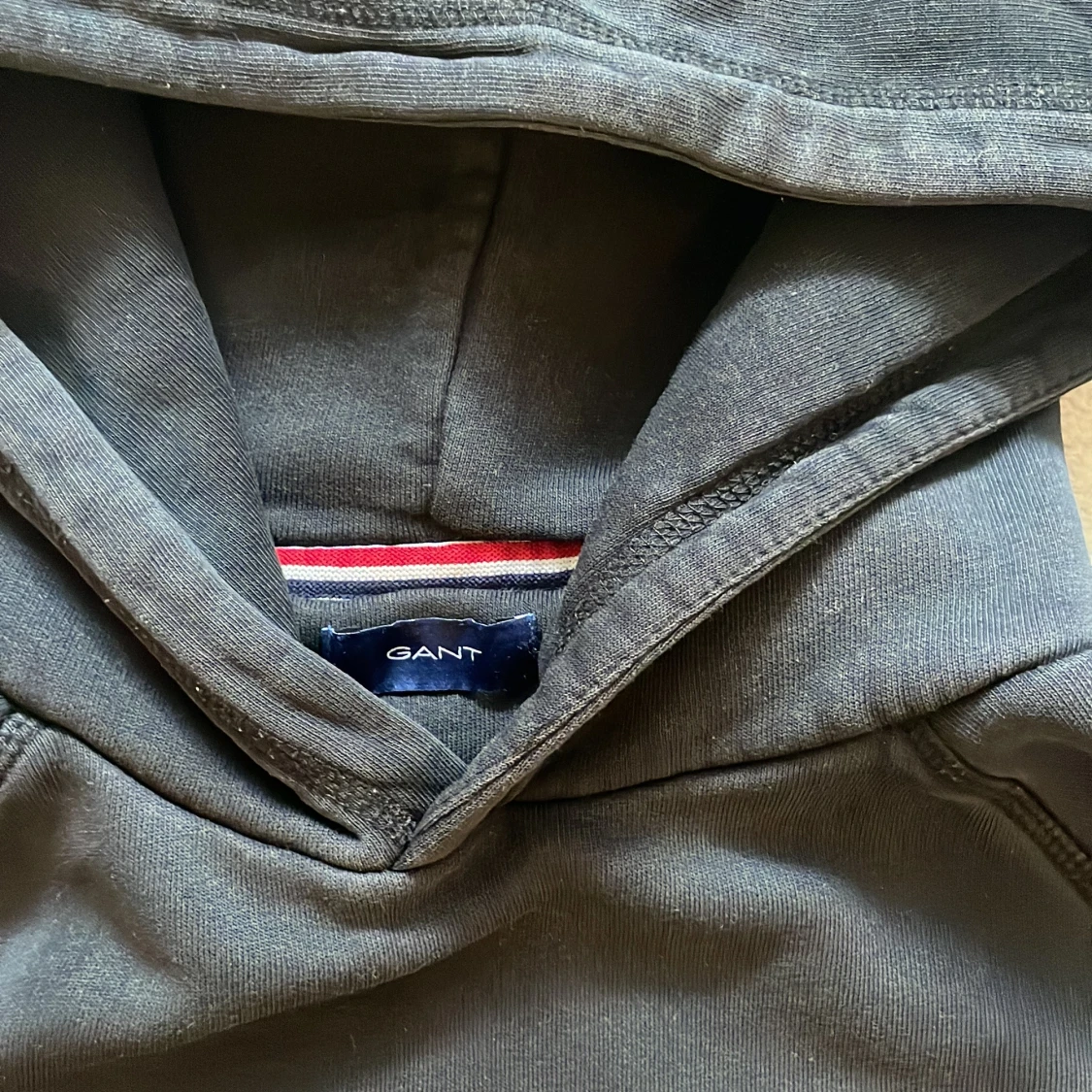 Svart hoodie från GANT med logga - 2