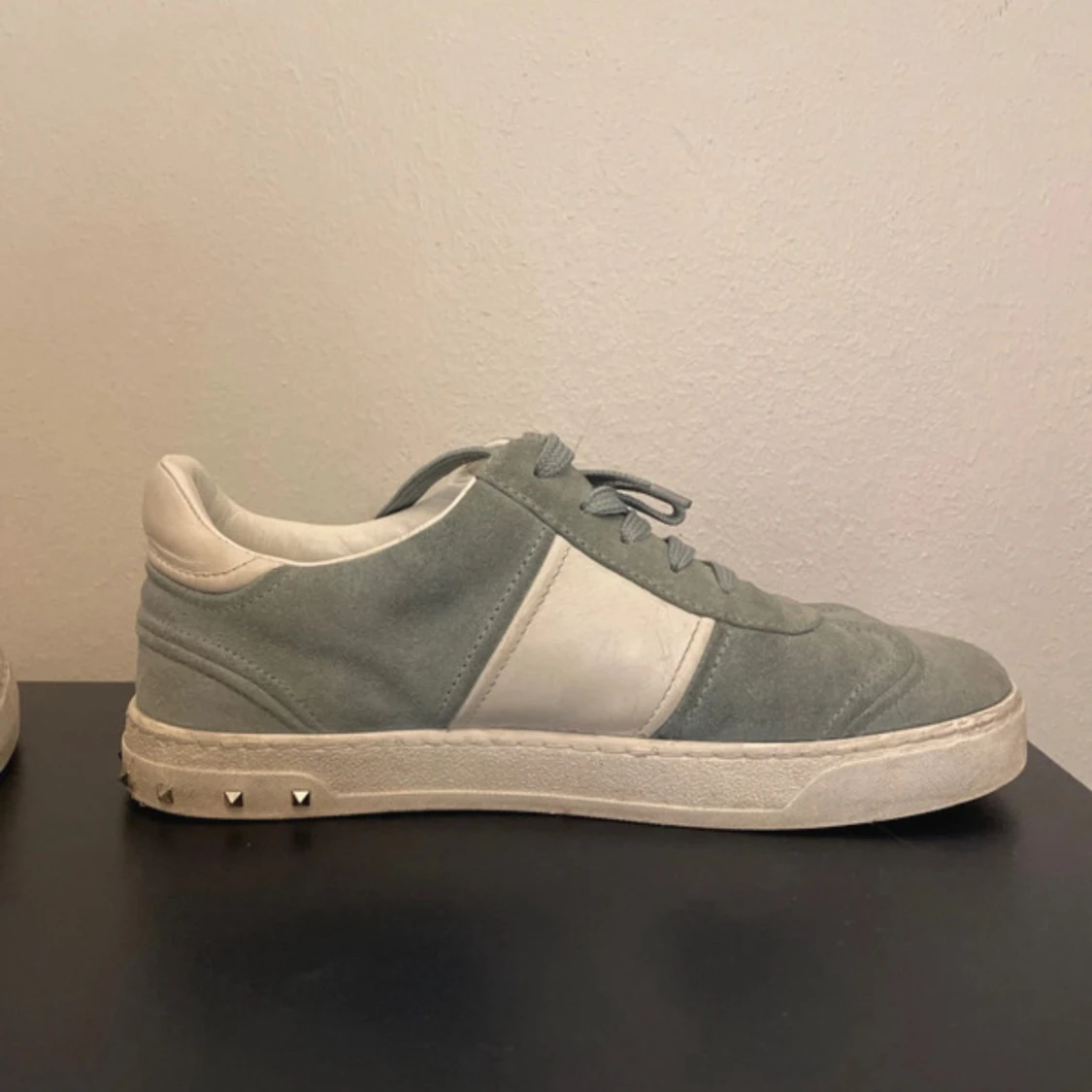 Valentino Rockstud sneakers i grå mocka - 3