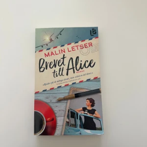 Brevet till Alice - En charmig roman om vänskap, resor och nya möjligheter. Perfekt för dig som gillar att drömma dig bort, skratta och kanske fälla en tår. Omslaget lockar med flygplan, kaffe och äventyr – en bok för unga vuxna som vill inspireras.