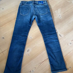 Blå jeans från Jacob Cohen - Tjena! Jag säljer nu mina Jacob cohen jeans som är inprincip helt nya och i typ skick. Det är storlek w29 med en ganska slim passform. Hör av dig ifall du har frågor eller funderingar.