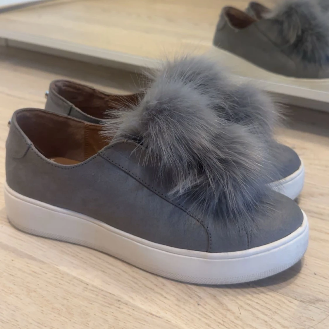 Grå sneakers med päls från Steve Madden - 1