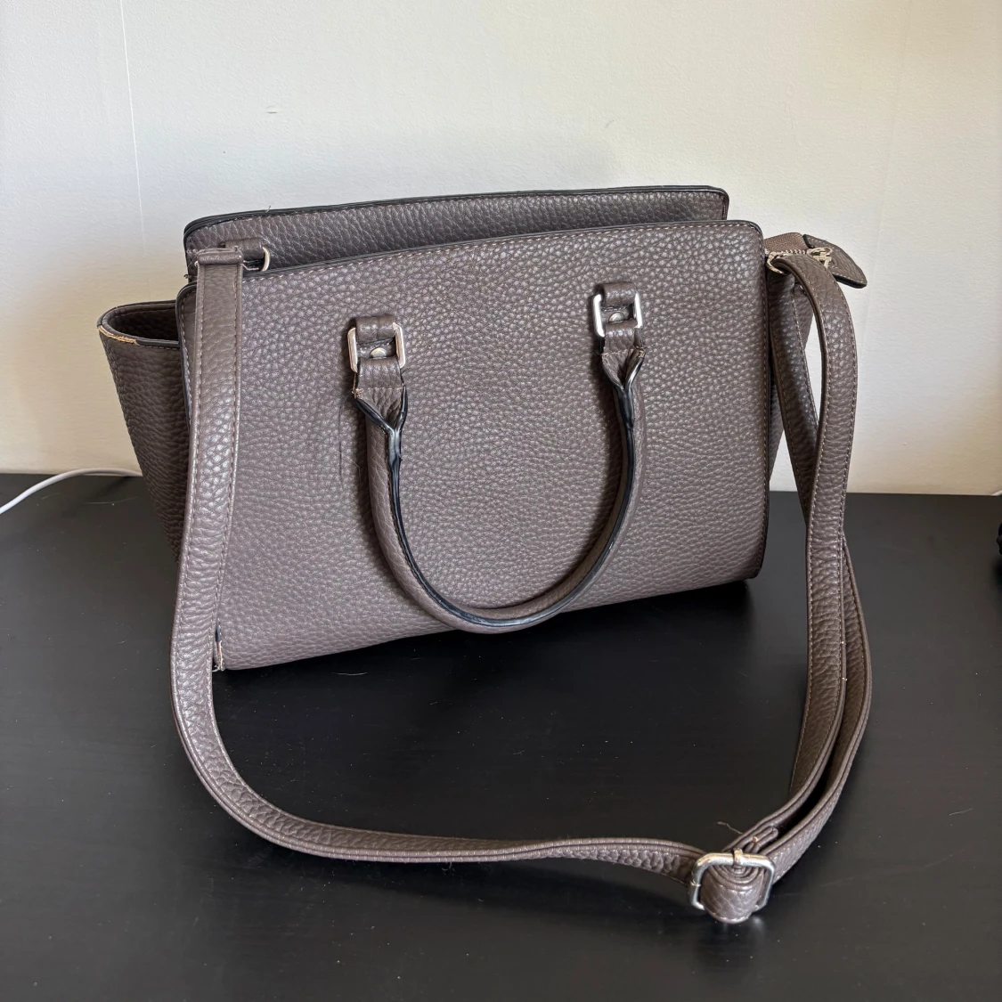 Brun/beige axelväska med blommigt innerfoder