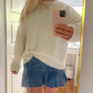 Blå jeanskjol med volang - Superfin och söt blå jeanskjol med volangkant!!!🤩🤩Midjemått är ca 33-34. Köpt från gina men finns ej kvar längre!  (pris är diskuterbart)