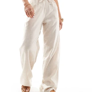 Beiga linnebyxor från Bershka - Beiga/sandfärgade linnebyxor från Bershka. Endast provade. Strl S 