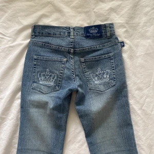  Victoria Beckham jeans - Midja 29x2 cm plus stretch, gren 19 cm, innerben 70 cm och  benslut 18,5 cm🩷 Märkta storlek 164 men det är måtten som gäller när man köper!!