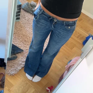 Lågmidjade jeans - Så snygga men kommer aldrig till användning. Midjemått 35cm Innerbenslängd 75cm
