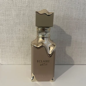 Eclaire parfym från Lattafa - Ungefär 50% mängd kvar, luktar gott men har tröttnat på doften. Nypris 449kr 
