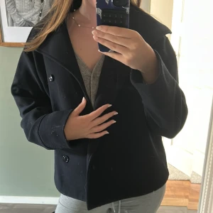 Mörkblå kappa - Säljer min mörkblå kappa från Gina tricot! Pris kan diskuteras och komprimator för fler frågor ❤️