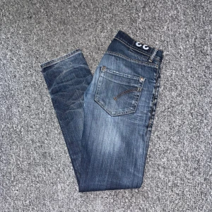 Dondup Jeans - Säljer dessa mörkblå dondup jeans med assnygg tvätt. Dem är i mycket bra skick med endast små defekter som lagats/sytts ihop. Nypris ligger omkring 3000kr. Mitt pris kan diskuteras. Hör av er vid funderingar!