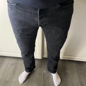 Levi's 501 svart/mörkgrå jeans W32 L32 - Levi's 501 svart/mörkgrå jeans W32 L32 i bra skick. Jeansen sitter egentligen lite lösare än vad de gör på bilderna då storleken blivit för liten (därav de säljs).