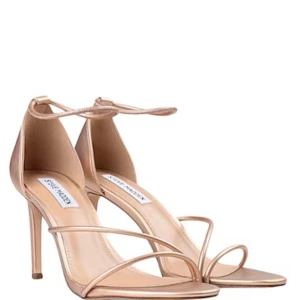 Beige klackade sandaler Steve Madden - Snygga beige sandaler från Steve Madden med smala remmar och hög klack. Skorna har öppen tå och anklerem för extra support. Perfekta för dig som gillar minimalistisk och trendig stil. Tillverkade i syntetmaterial med elegant finish. Storlek 20 men passar mig som har storlek 38/39.Kommer med sko-boxen orginal pris: 1400kr , använda 1 gång