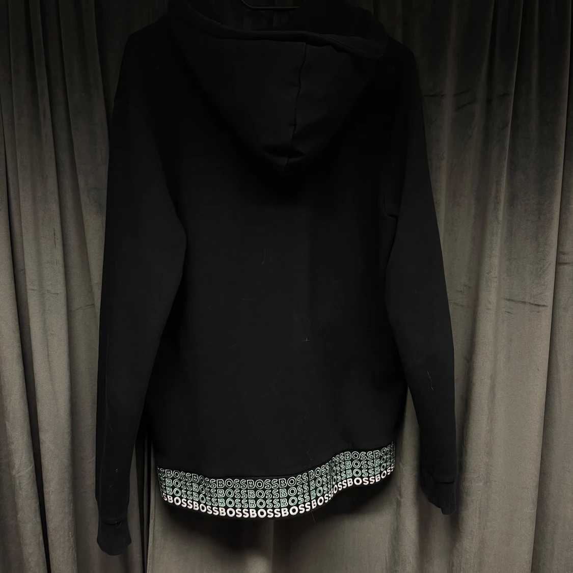 Svart hoodie med dragkedja från BOSS - 3