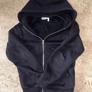 Weekday ziphoodie - Tjena, säljer en week day zip hoodie. Den är bara använd 2 gånger så är i väldigt bra skick. Storlek xs men kan oxå passa storlek s 