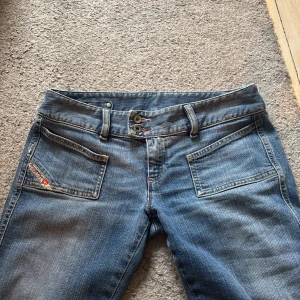Lågmidjade Diesel Jeans💕🫶🏻 - Säljer mina superfina low waist bootcut dieseljeans då de tyvärr inte kommer till användning. De passar perfekt på mig som brukar ha xs/s, strl 34 på kläder. Är 163cm! Bara att höra av sig vid frågor 🥰🙌 likande modeller har nypris på runt 1300🩷