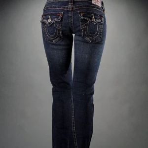Lågmidjade true religion jeans  - Trendiga lågmidjade bootcut/flare jeans från true religion i en vintage modell💞 storlek W25🫶🏼 passar mig som brukar ha 34/36 i byxor annars:) Inga slitage längst ner vid fötterna. Enda tecknet på användning är en liten liten skavank där bak på låret (skriv för bild) hör av er vid frågor!   