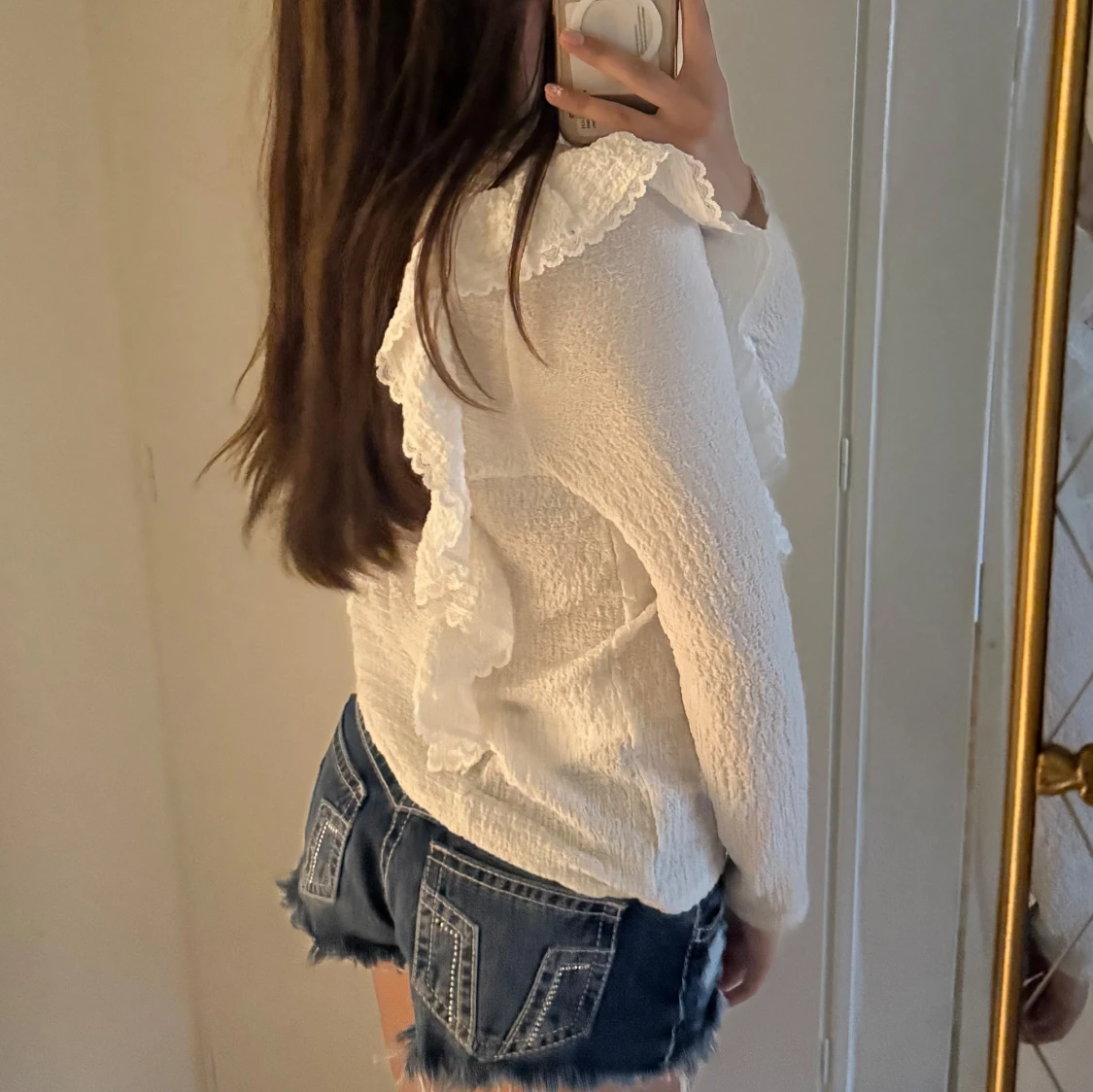 Vit blus med volang från Vila - 1