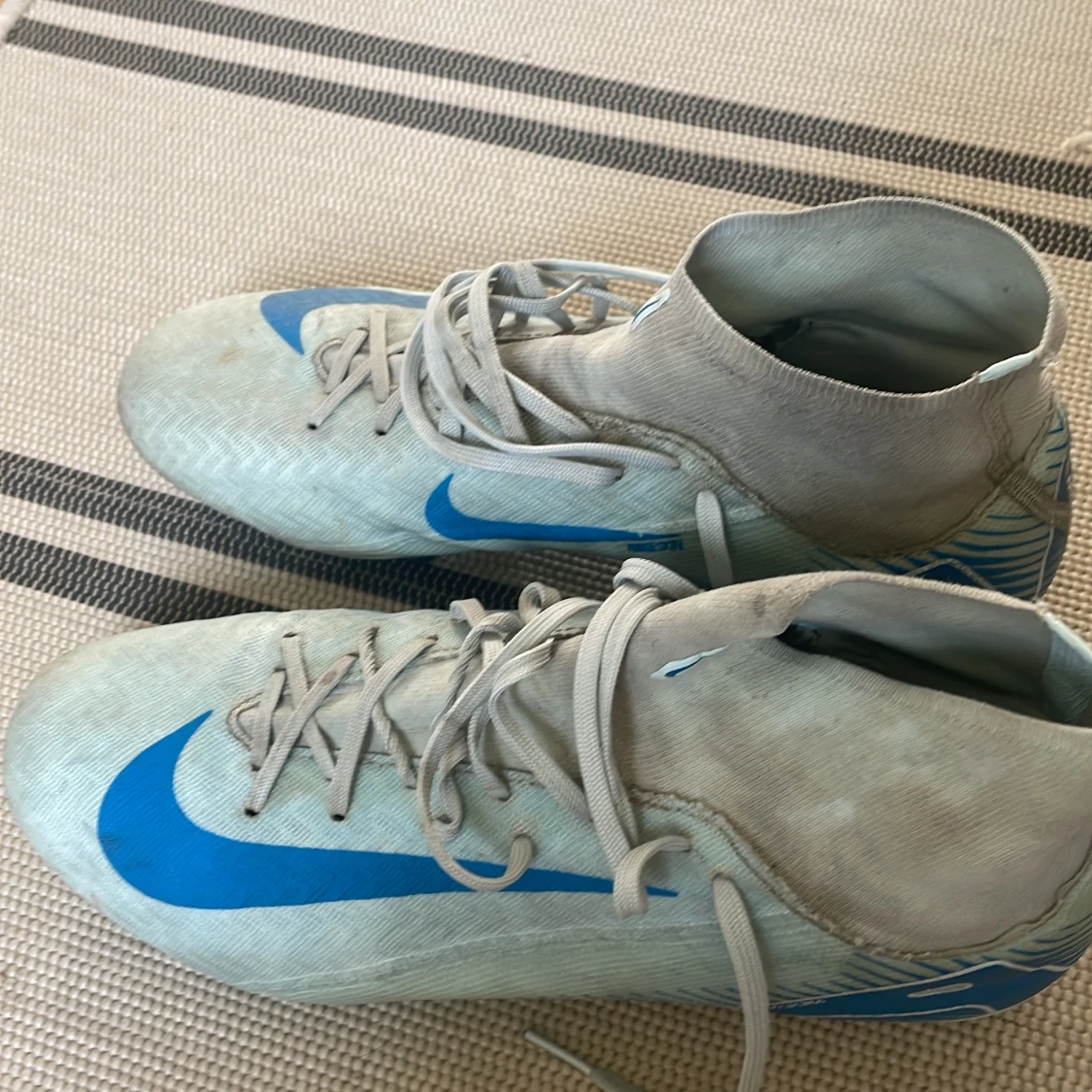 Nike fotbollsskor i ljusgrått och blått - 3