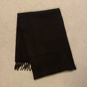 Lanvin 100% cashmir halsduk - Lanvin 100% cashmir halsduk | Längs 157 cm och bredd 27 cm | Enda defekten är Lanvin lappen sitter löst går lätt att sy dit, annars är halsduken i mycket bra skick | Hör av dig vid frågor!