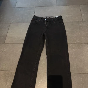 Svarta low waist straight jeans - Svarta jeans från Never Denim med low waist och raka ben. Använd enstaka gång. Fickor baktill💕