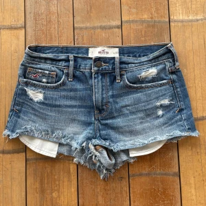 Hollister jeansshorts - Snygga vintage lågmidjade hollister shorts i nyskick 🫶
