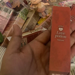 Love Potion parfym Lovely - Love Potion parfym från Lovely i en smal, röd kartong med romantisk design och hjärtdetalj. Perfekt för dig som gillar söta och flirtiga dofter. Liten och smidig för väskan.