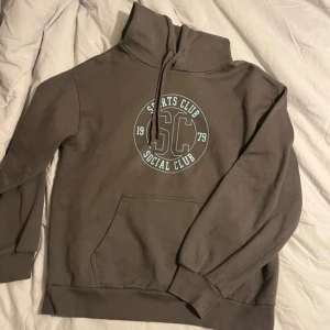 Brun/grå hoodie med tryck  - Brun/grå hoodie med tryck