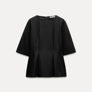 Svart trekvartsärmad blus Zara - Stilren svart blus från Zara med rund halsringning och halvlånga ärmar. Modellen har en lätt utsvängd passform och dragkedja bak. Perfekt för dig som gillar minimalistisk och clean stil. INTE ANVÄND