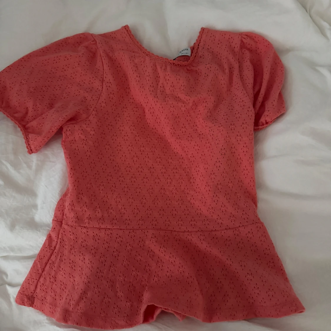 Korallrosa blus med volangkant - 1