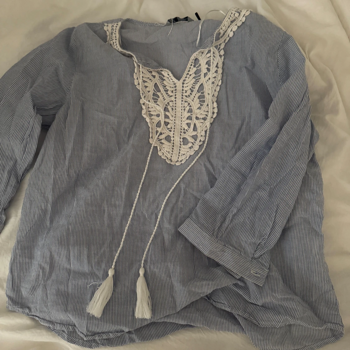 Randig blus med spets och knytband - 1