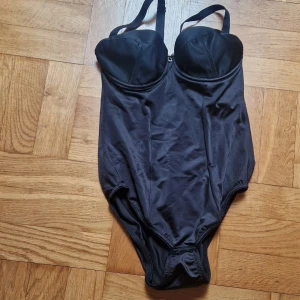 Svart body från Ulla Dessous - Svart body med knäppe i grenen och avtagbara, justerbara axelband. Stretchig  endast provad, från Ulla Dessous.