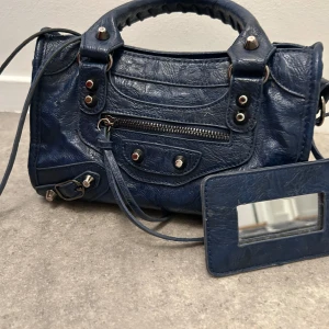 Mörkblå handväska i skinn - Trendigt väska!!!