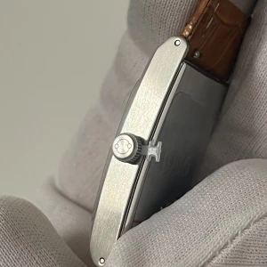 d’Essor Rectangle – Svenskt märke, Slim & Elegant  - Säljer en helt ny och oanvänd d’Essor Rectangle, en exklusiv klocka med svensk design och hög kvalitet. Perfekt för dig som vill ha en tunn och stilren klocka med lyxig känsla. Klockan levereras i en vacker vintageinspirerad träbox – en perfekt present eller till dig själv!  Med ett pålitligt japanskt Miyota-urverk och reptåligt safirglas får du både precision och tålighet. Armbandet i äkta läder med krokodilmönster ger en elegant finish, samtidigt som snabbfästet gör det enkelt att byta stil.  