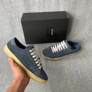 Saint Laurent skor  - Säljer ett par Saint Laurent skor som är i ett riktigt bra skick! Storlek 40 men sitter som 41! Dustbag medföljer vid köp! Hör gärna av dig om du har frågor! 