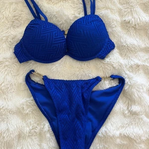 Mönstrad blå push up bikini - Jätte snygg blå push up bikini, aldrig använt då bikini toppen var för liten. Bikini toppen är 75B och trosan XS. 