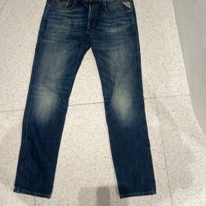 Blå Replay jeans  - Säljer ett par klassiska blå jeans från Replay. Har inte använt dem mycket. Storlek W32 L32