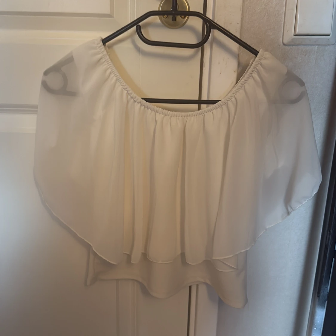 Vit offshoulder blus med volang - 1