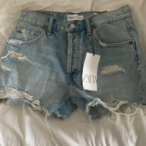 Jeansshorts  - Suuuupersnygga jeansshorts från Zara. De är aldrig använda och lappen är kvar. 