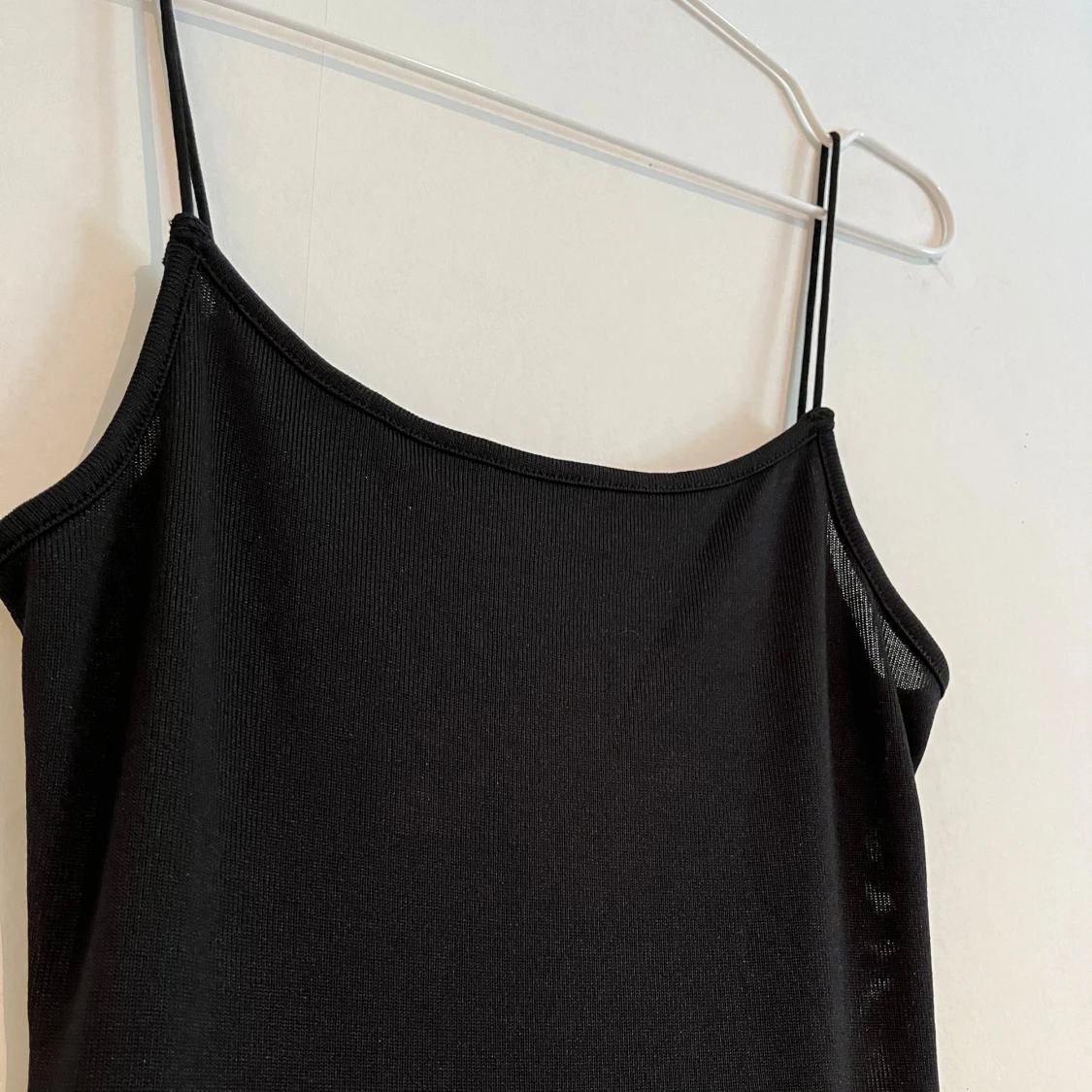 Svart långklänning med smala band - 2