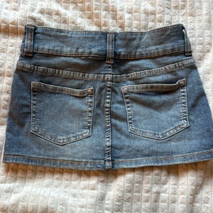 jeanskjol - Mini jeanskjol med låg midja, har typ aldrig använt💓 