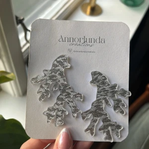 Wos örhängen - Örhängen från wos, köpta för ungefär 400kr. Är bara använda vid ett tillfälle🤍🪸